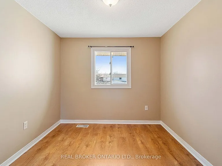 18 Julie Dr — Photo 12