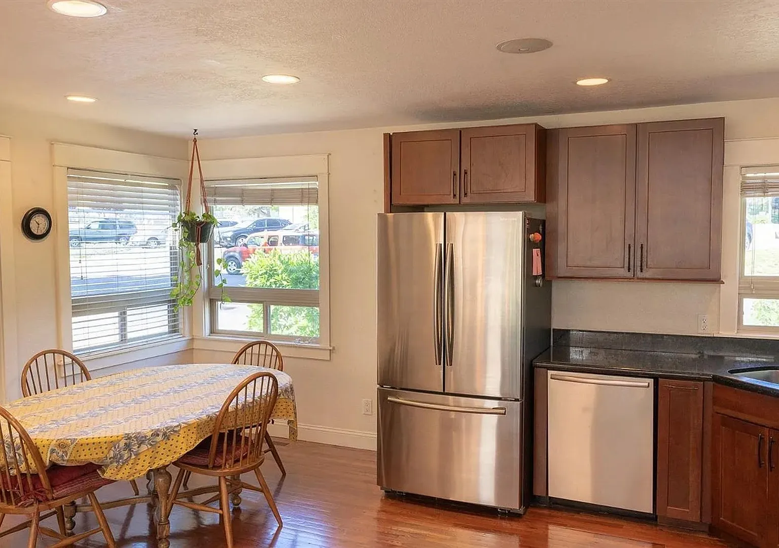 Available Now! Large Three Bedroom, 2.5 Bath Creekside home with bonus room! — Photo 4