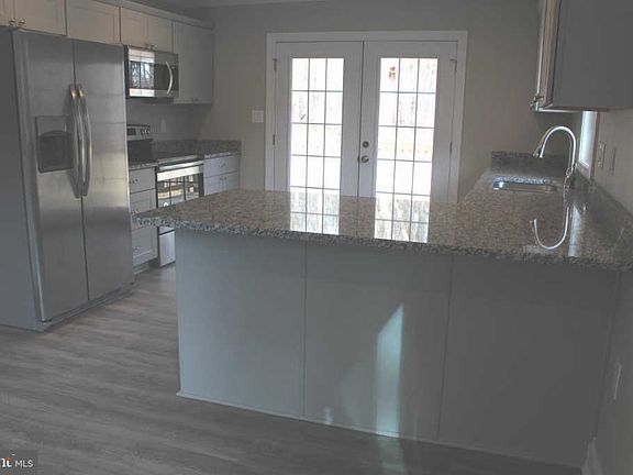 5th image of 305 Brownsville Rd