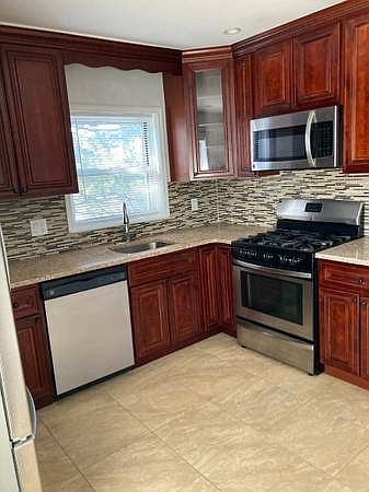 1st image of 22 Bennett Ave Floor 2