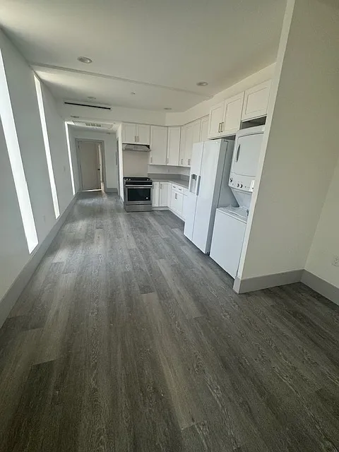 Building Photo - 14954 Sherman Way #100