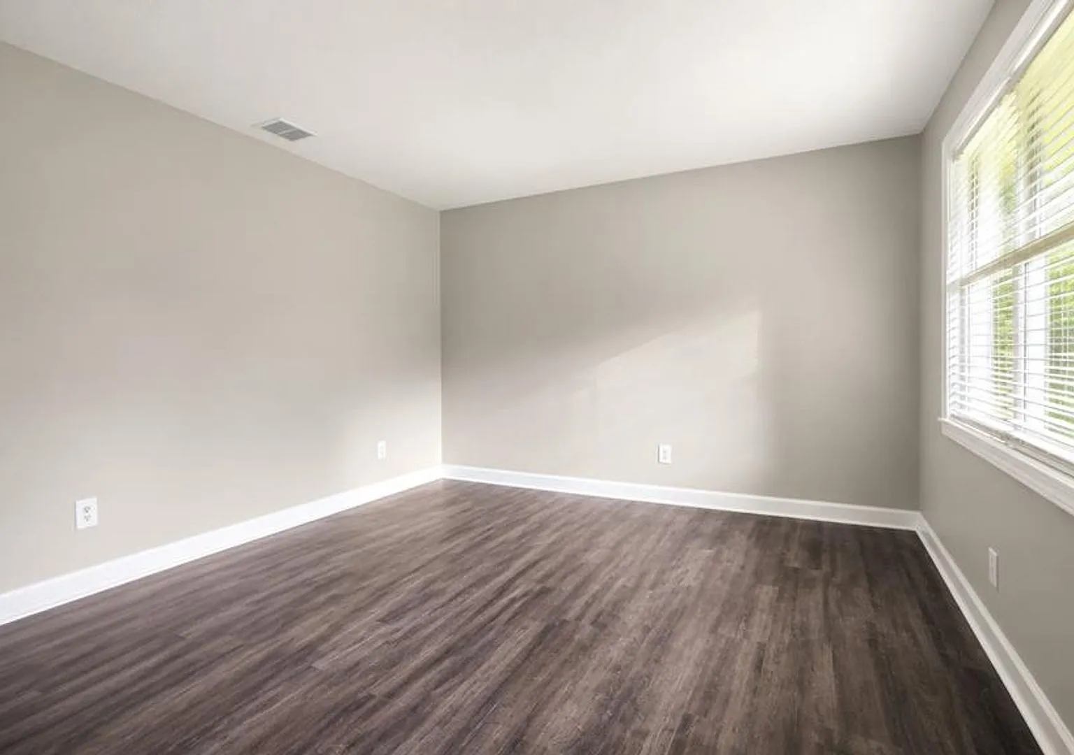 220 Ebony Lane — Photo 3