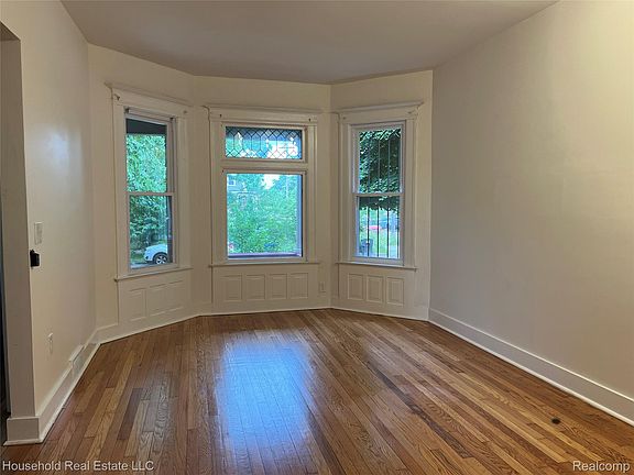 4th image of 4440 Commonwealth St