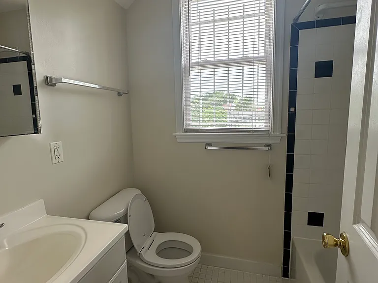 217 19th St NE #2 — Photo 5