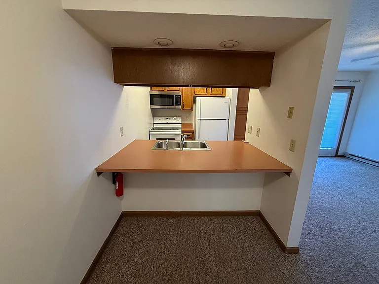 Leslie Manor Apartments — Photo 22