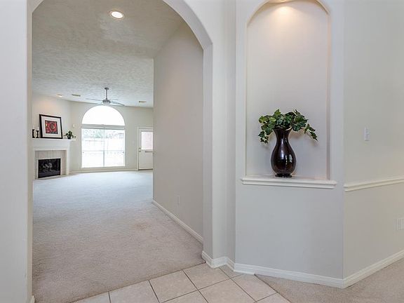 A lighted art niche with large arched room openings are nice design elements and the open floor plan is perfect for easy living and entertaining.