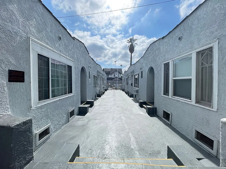 1565 S. Hobart Blvd — Photo 4