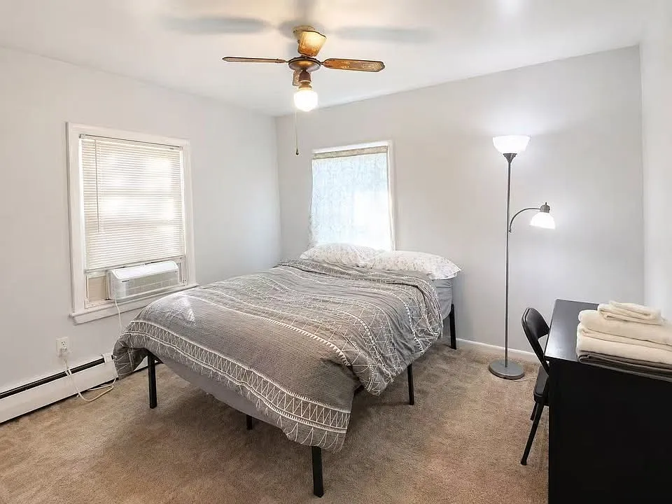 4 bed, 1050 sqft, $1,100 — Photo 2