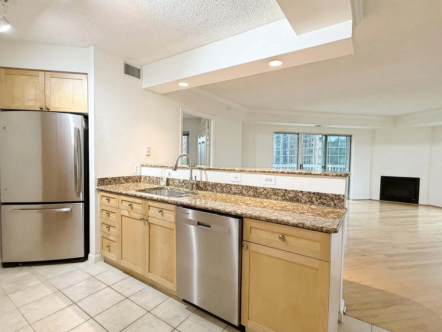 2 bed, 1096 sqft, $3,050 — Photo 4
