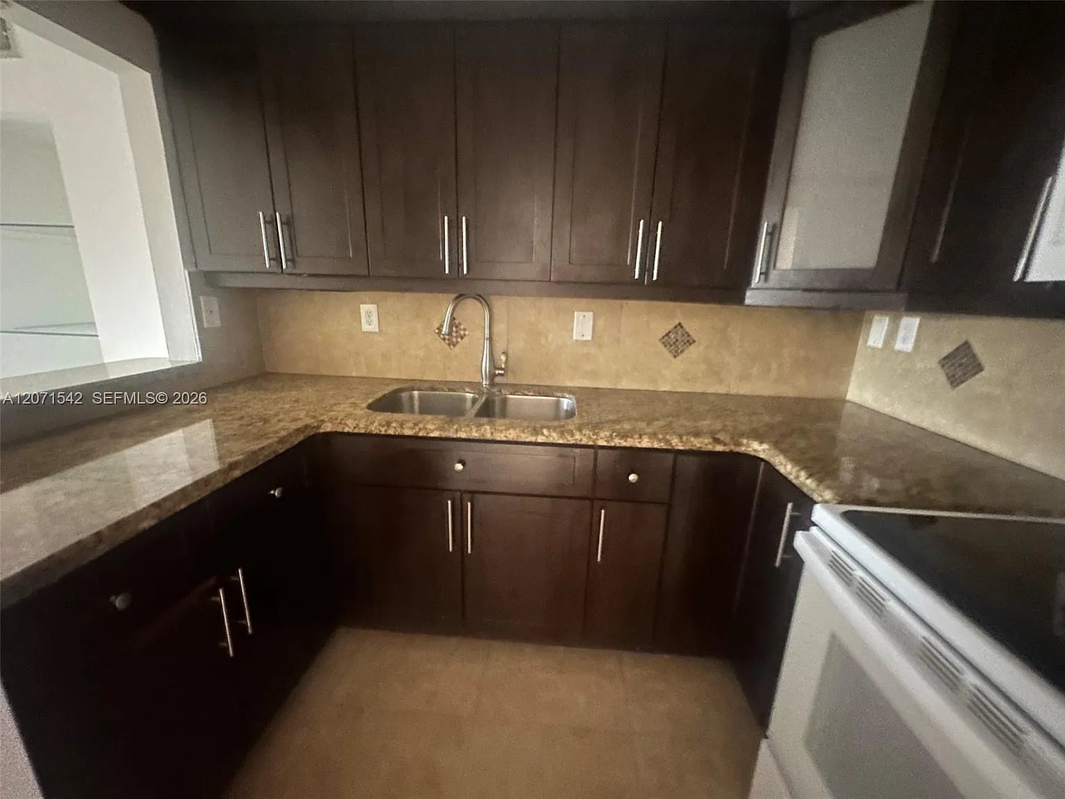 International Condo — Photo 3