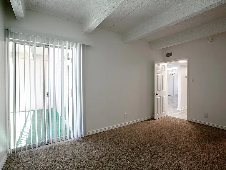 Los Altos Towers — Photo 18