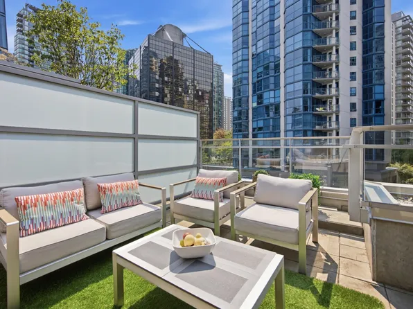 1477 W Pender St #504, Vancouver, BC V6G 2S3