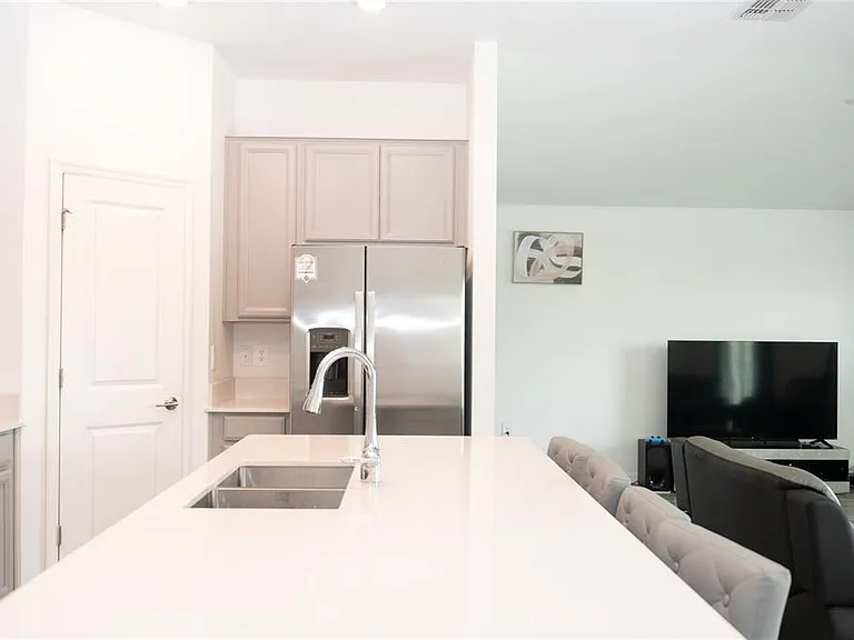 707 Staffora St — Photo 9