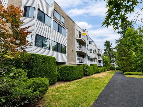 9584 Manchester Dr #314, Burnaby, BC V3N 4R1