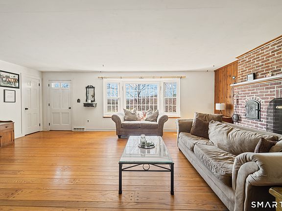 5th image of 440 Roxbury Road