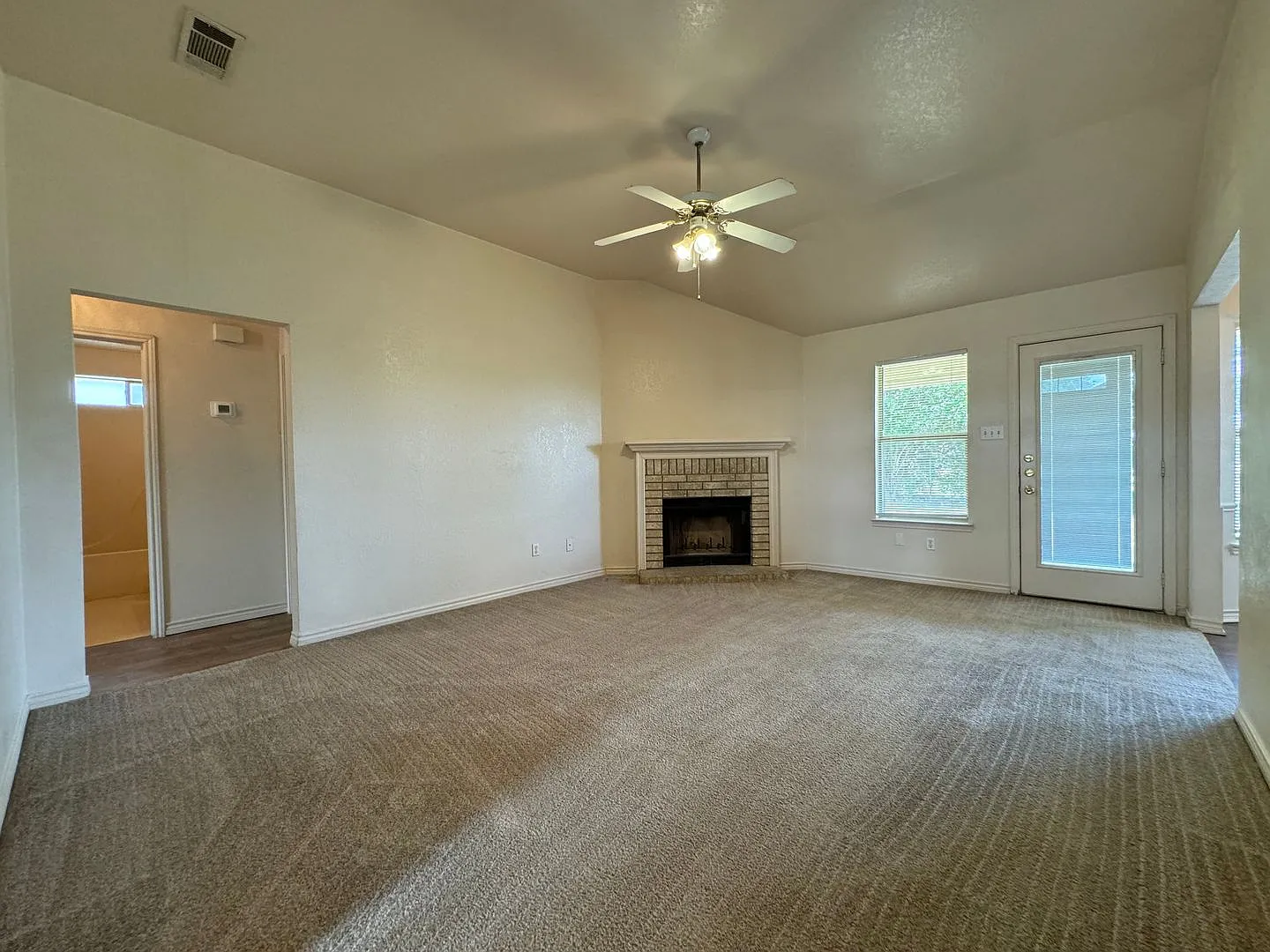 3 bed 2 bath house for rent in Killeen — Photo 3