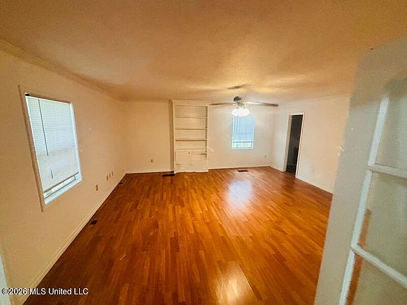 4th image of 256 Iris Ave