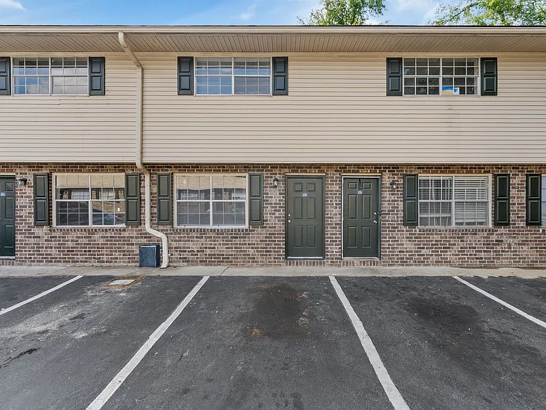 Country Club Apartments — Photo 30