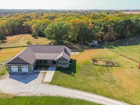17236 Cardinal Dr, Earlham, IA 50072
