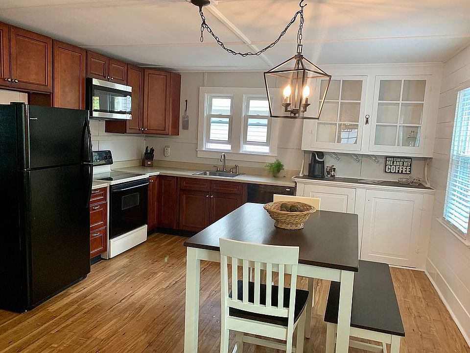 1st image of 138 W Circular St