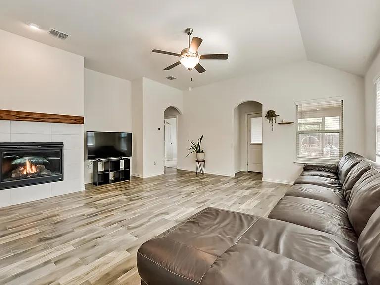 814 Bluewood St — Photo 5