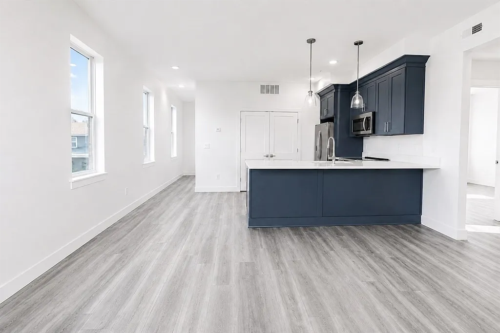 2 bed, 1.0 bath, 850 sqft, $3,600 — Photo 4