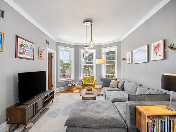 3rd image of 3830 N Leavitt St #3