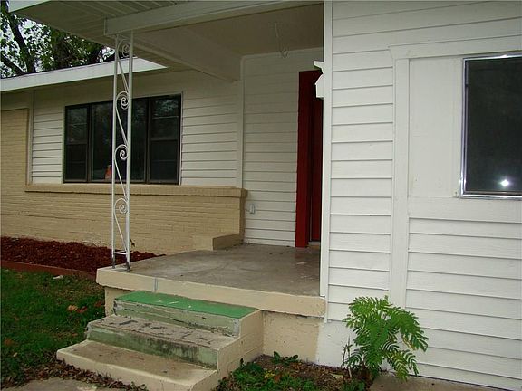 2nd image of 1313 Burleson St
