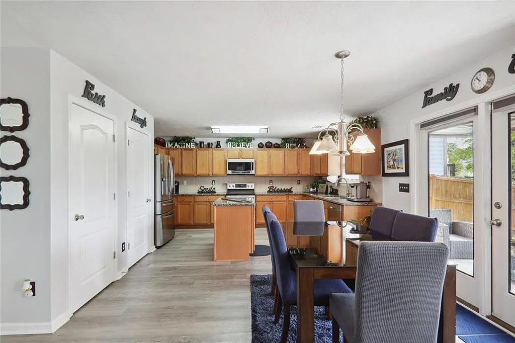 5 bed, 2800 sqft, $4,500 — Photo 4