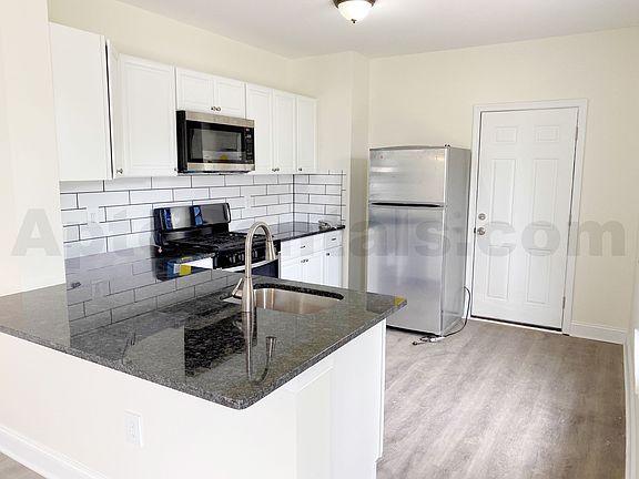 3rd image of 225 Melrose Ave Unit A