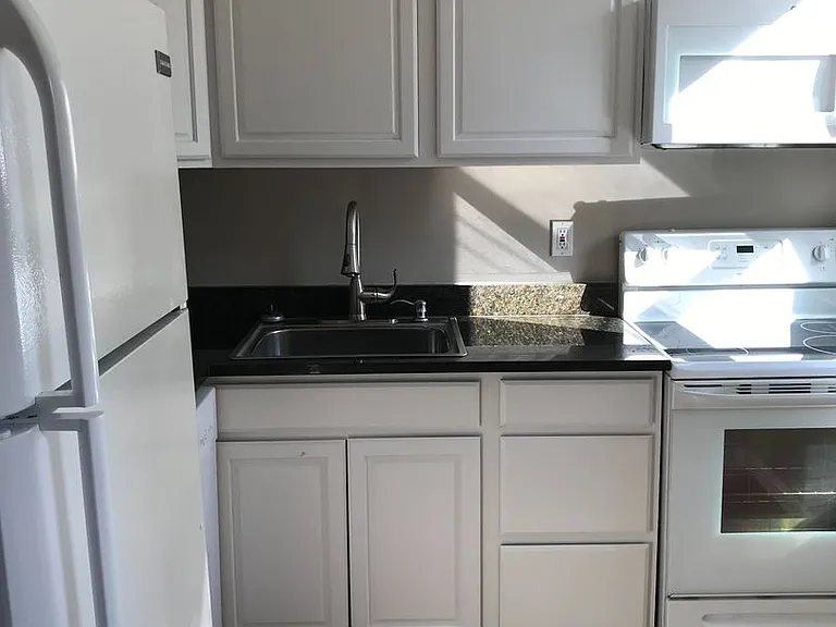 430 Greenfield Avenue — Photo 2