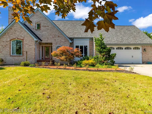 1086 Highland Dr, Saint Clair, MI 48079