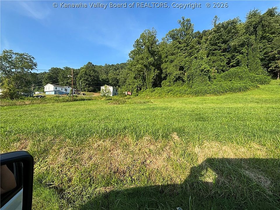 2nd image of 32 Wintergreen Ln