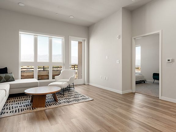 5th image of 427 W Bencamp St #508