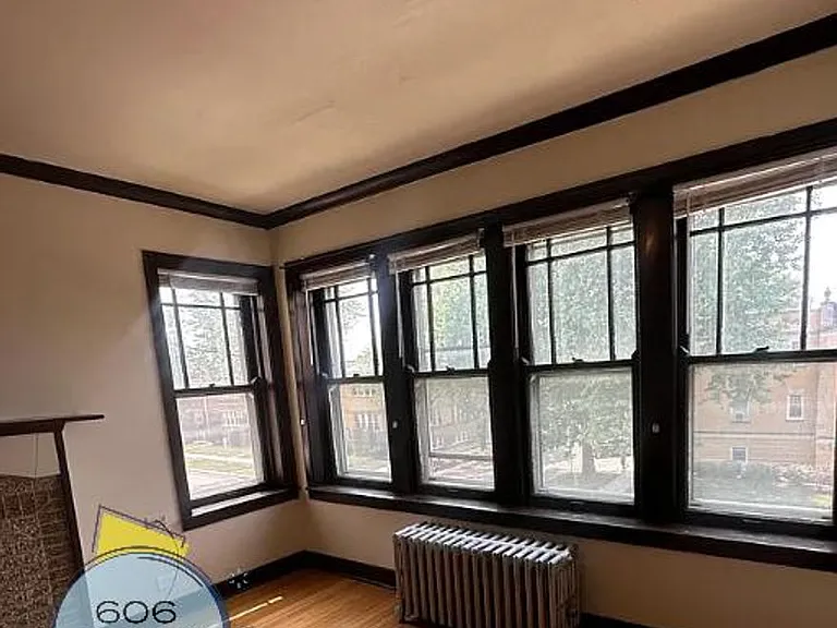 Beautiful Large Berwyn Apts on Wesley! — Photo 11