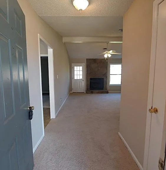 102 Pelham Dr — Photo 2