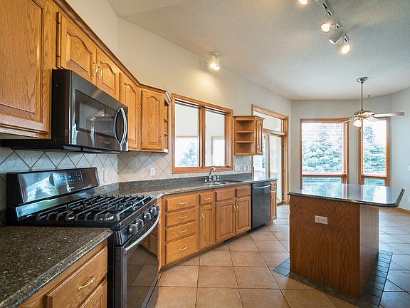 2nd image of 3868 Oxford Dr