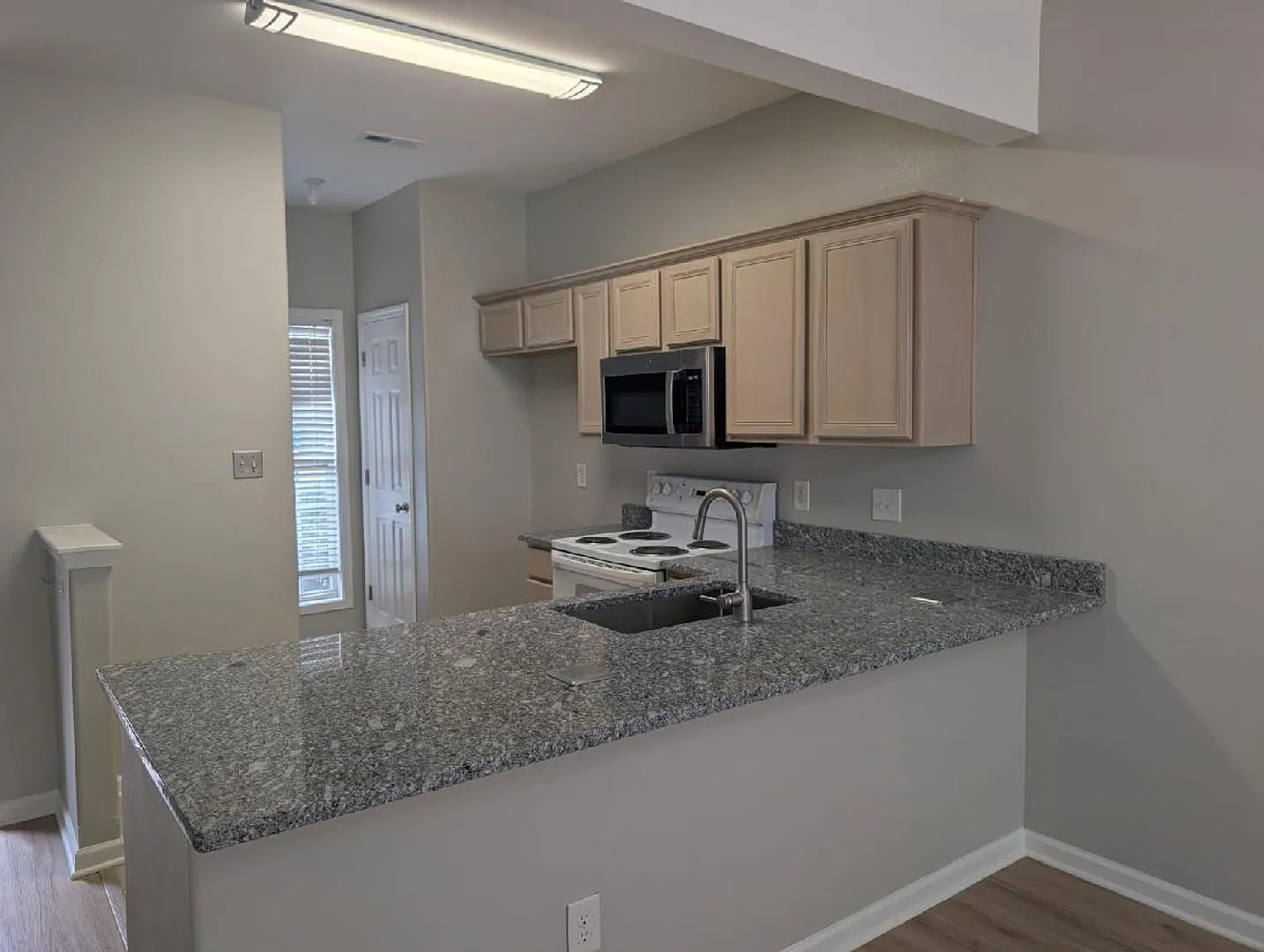 Remodeled 2 bedroom 2.5 bathroom townhome — Photo 4