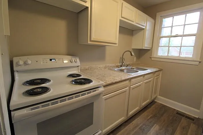 4551 Oxford Rd — Photo 5