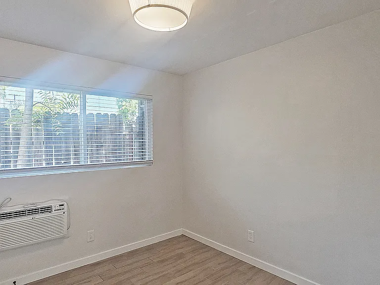 2554 27th St #B — Photo 16