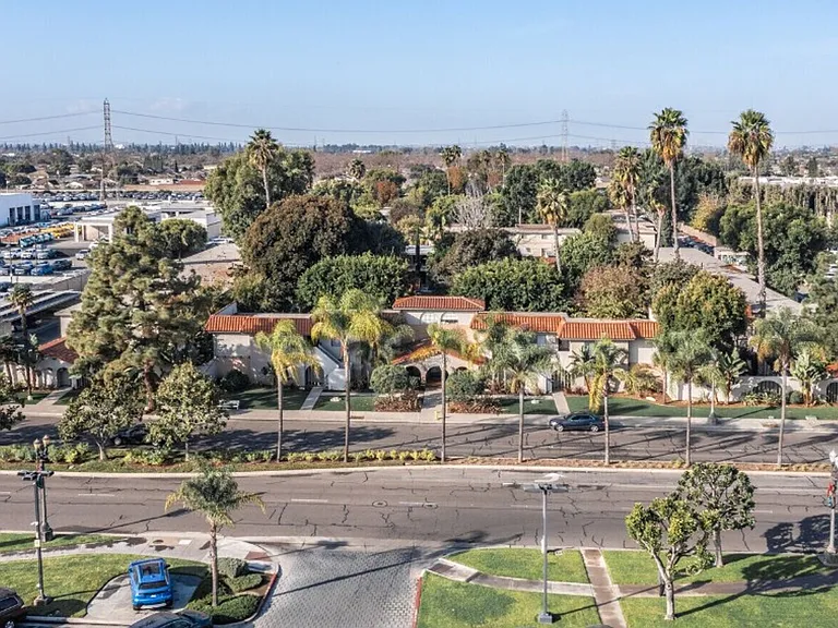 Vio Cerritos — Photo 19