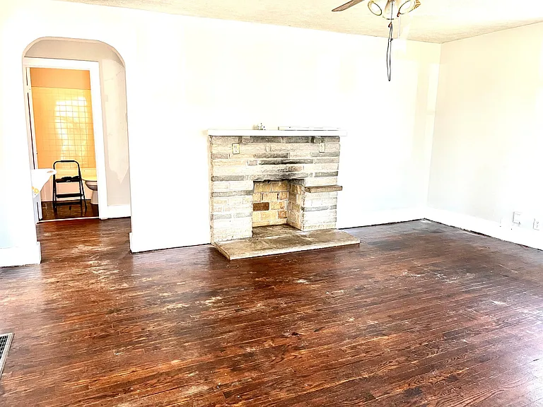 1045 Meadow Ln — Photo 5