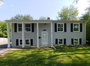 307 Greenbrier Ln, Vernon Hills, IL
