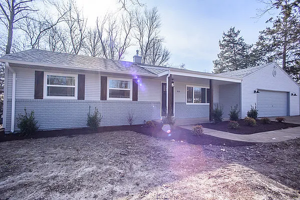 912 Center Ct photo 1