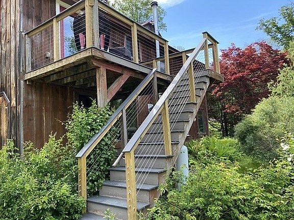 deck with stairs