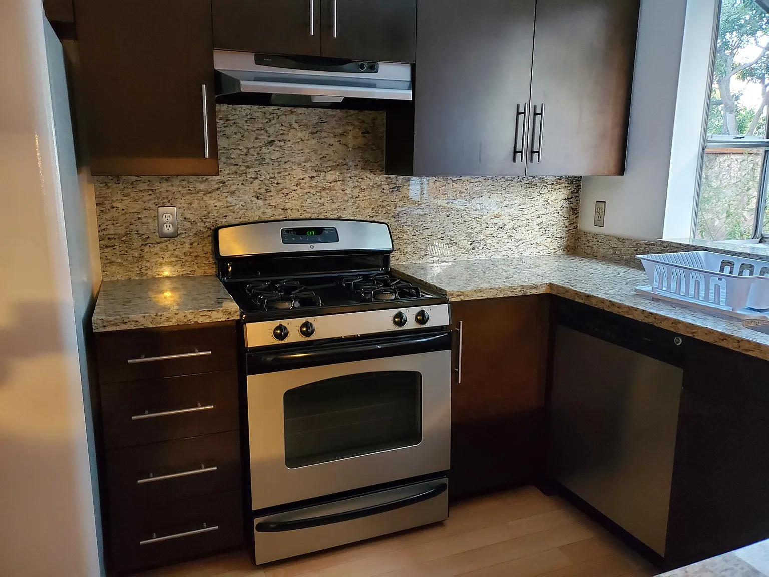 3 bed, 2.5 bath, 1338 sqft, $3,300 — Photo 3