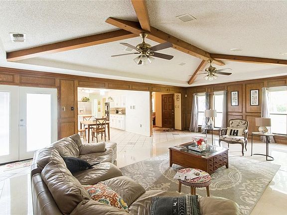 5th image of 2411 Oakwood Dr