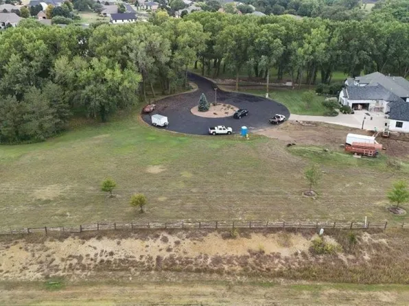 2466 Glencoe Cir, Salina, KS 67401