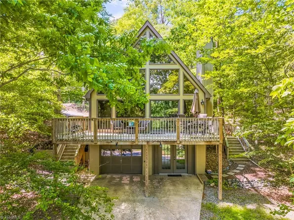 1916 Chateau Rdg, Winston Salem, NC 27103