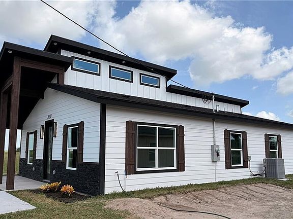 3rd image of 2038 Parker Rd